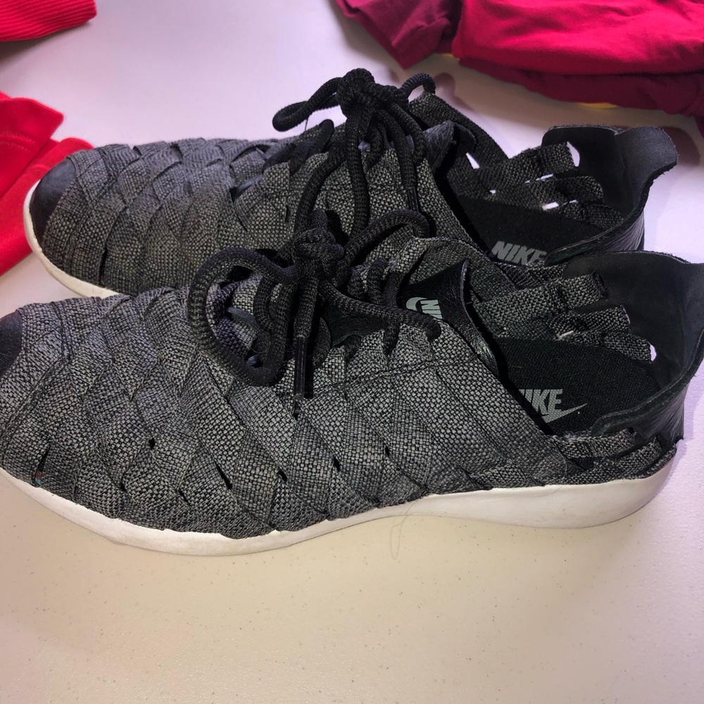 Woven gray/black nike sneakers